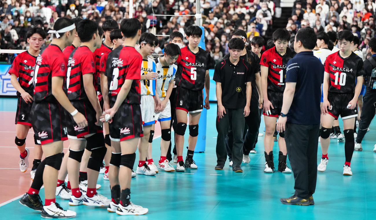駿台学園対福井工大福井　試合後、あいさつする福井工大福井の選手たち（撮影・江口和貴）