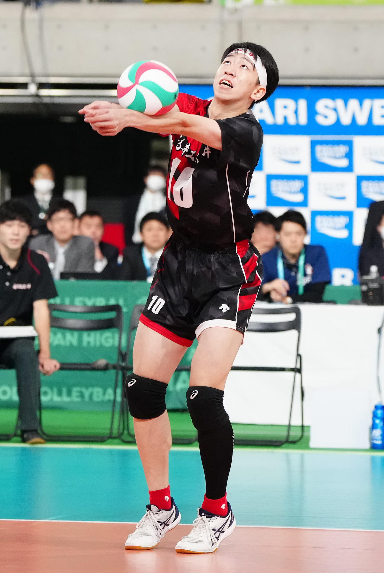 駿台学園対福井工大福井　第1セット、レシーブする福井工大福井・能美（撮影・江口和貴）