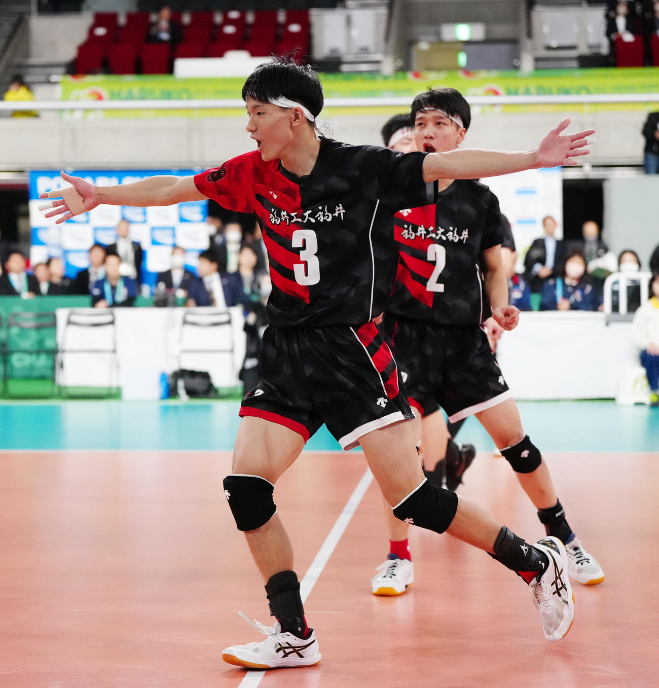 男子決勝　駿台学園対福井工大福井　第1セット、得点で喜ぶ福井工大福井・長谷川（撮影・江口和貴）