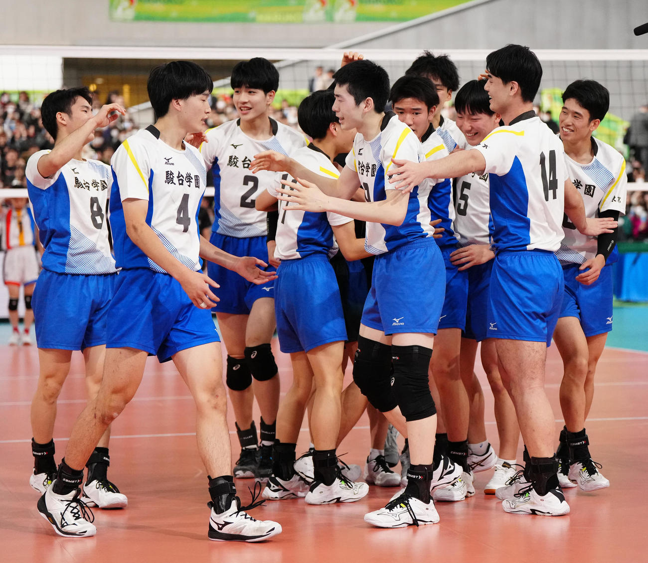 男子決勝　駿台学園対福井工大福井　優勝し喜ぶ三宅雄（右端）ら駿台学園の選手たち（撮影・江口和貴）