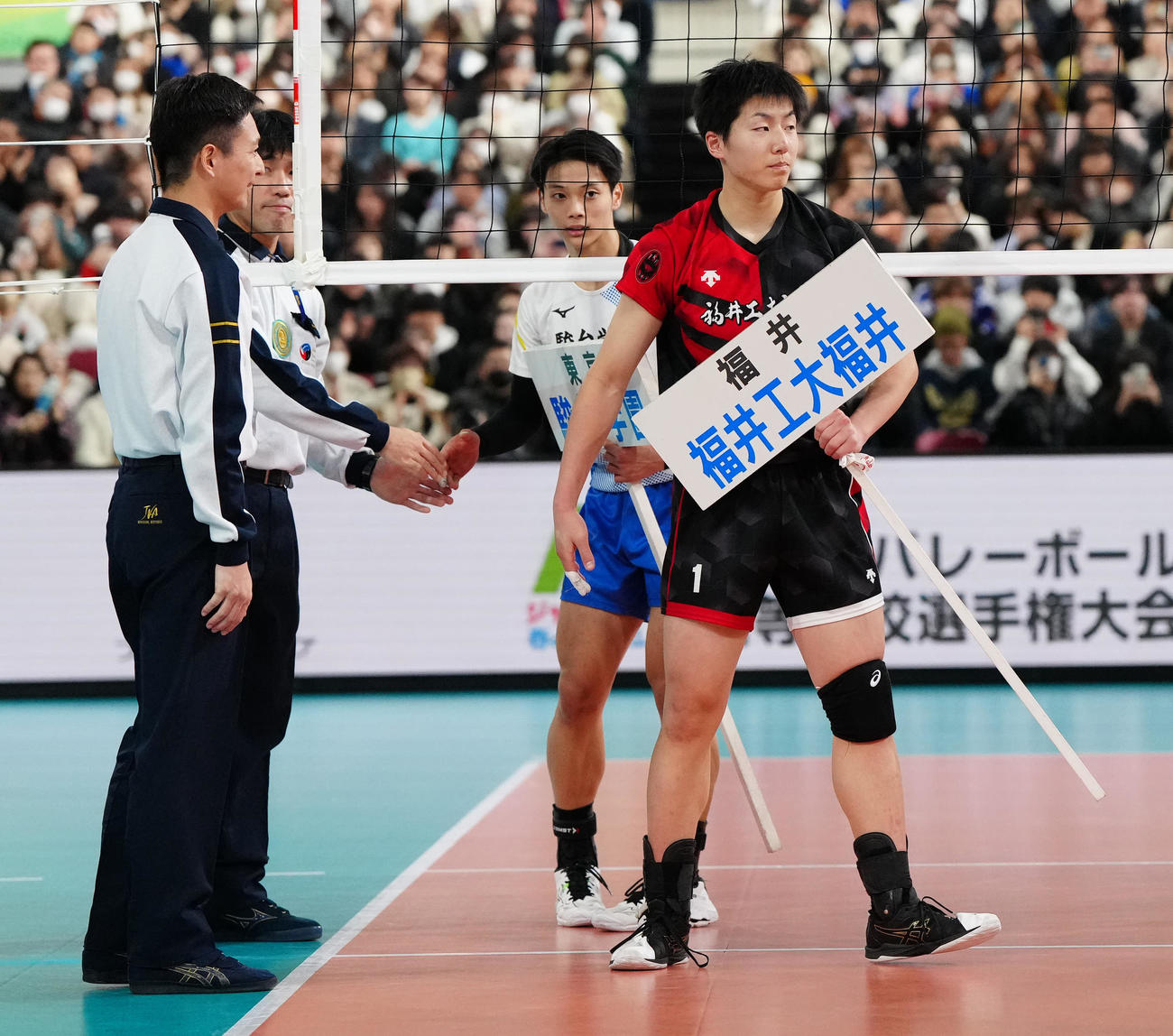 男子決勝　駿台学園対福井工大福井　試合後、審判にあいさつした福井工大福井・堤。後方右は駿台学園・秋本（撮影・江口和貴）