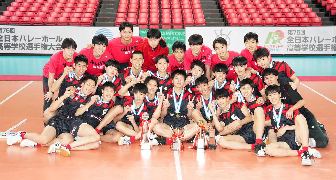男子準優勝で記念写真に納まる福井工大福井の選手たち（撮影・江口和貴）