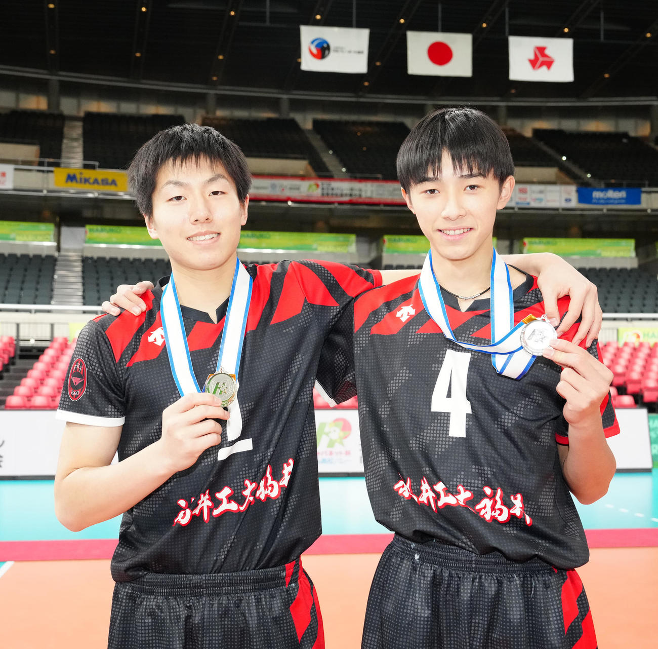 男子準優勝で写真に納まる福井工大福井の堤（左）と山本（撮影・江口和貴）