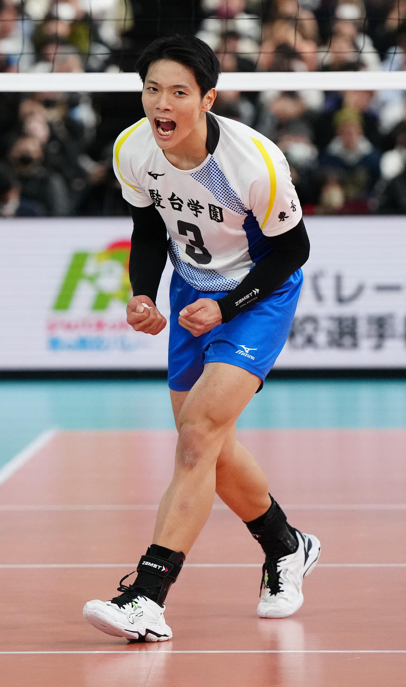 男子決勝　駿台学園対福井工大福井　第3セット、ポイントを奪い喜ぶ駿台学園・亀岡（撮影・江口和貴）