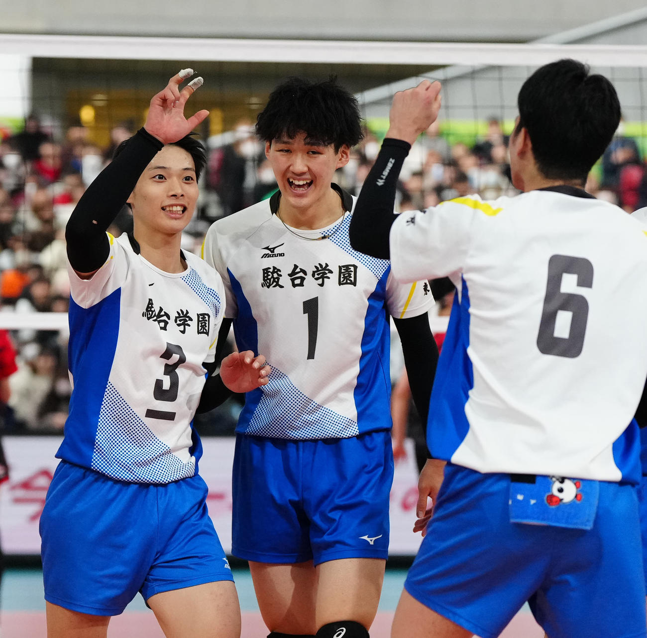 男子決勝　駿台学園対福井工大福井　第3セット、得点で喜ぶ駿台学園・亀岡（左）と秋本（中央）（撮影・江口和貴）