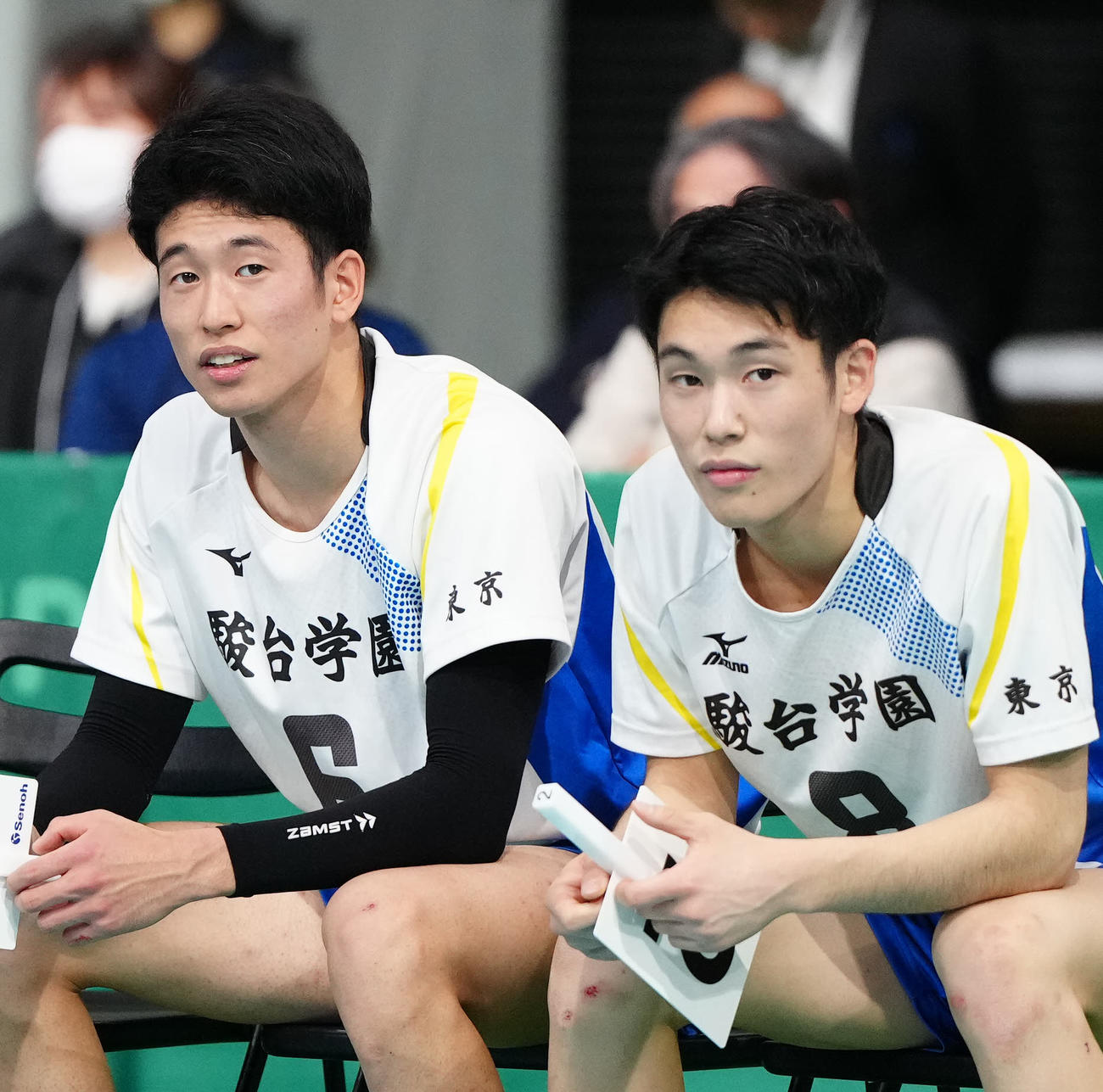 男子決勝　駿台学園対福井工大福井　第3セット、ベンチに座る駿台学園の三宅兄弟。左はは兄の雄大、右は弟の綜大（撮影・江口和貴）