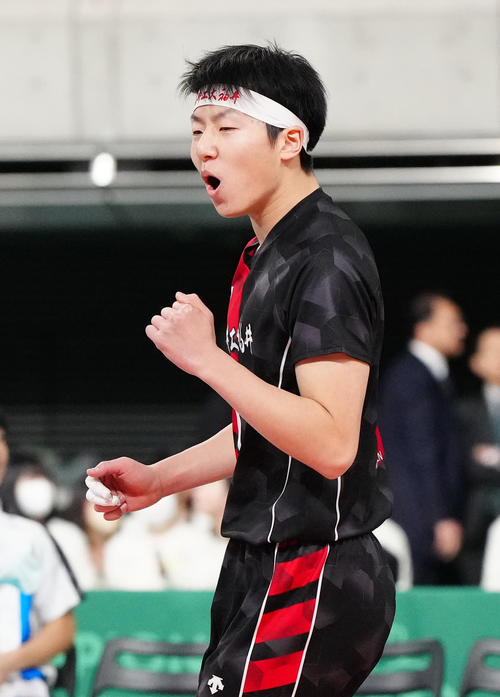 駿台学園対福井工大福井　第1セット、ポイントを奪いガッツポーズの福井工大福井・堤（撮影・江口和貴）
