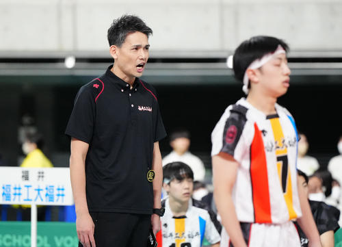 男子決勝　駿台学園対福井工大福井　第1セット、声を出す福井工大福井・西田監督（撮影・江口和貴）