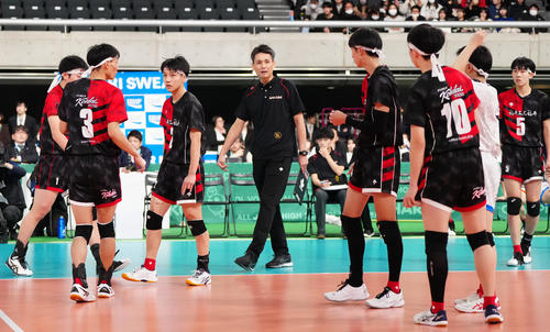 男子決勝　駿台学園対福井工大福井　第2セットに臨む福井工大福井・西田監督（中央）ら（撮影・江口和貴）