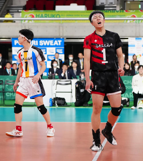 男子決勝　駿台学園対福井工大福井　第1セット、厳しい表情を見せる福井工大福井・堤（右）（撮影・江口和貴）
