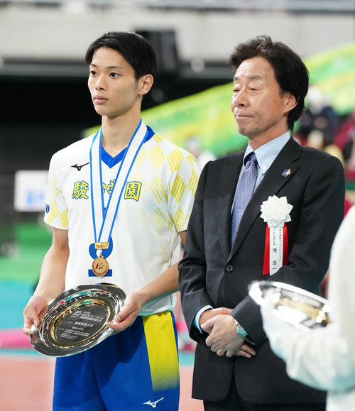 男子最優秀選手賞に輝いた駿台学園・亀岡（左）。右はフジテレビの港社長（撮影・江口和貴）