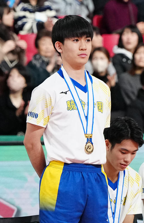 男子のベストリベロ賞に選ばれた駿台学園・谷本（撮影・江口和貴）