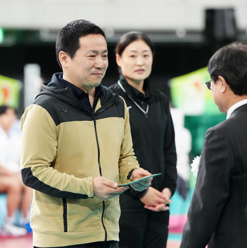 男子勝利監督賞の駿台学園・梅川監督（撮影・江口和貴）