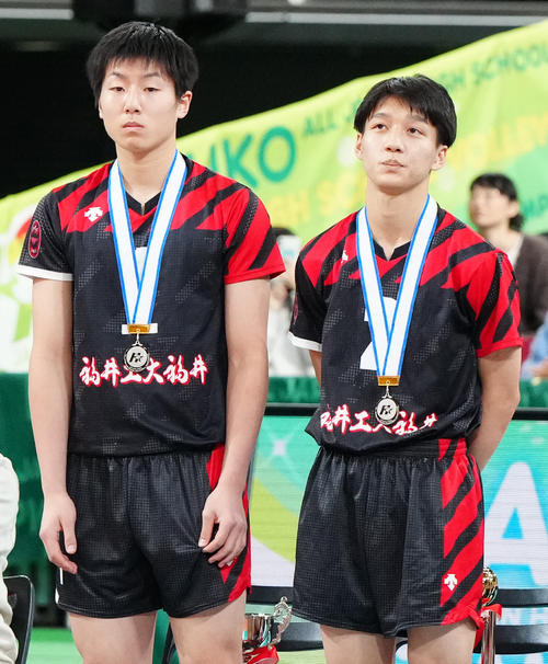 男子優秀選手に選ばれた福井工大福井・堤（左）と丸山（撮影・江口和貴）