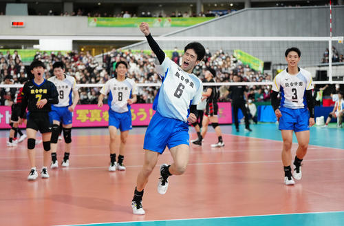 男子決勝　駿台学園対福井工大福井　第3セット、ポイントを奪い、ガッツポーズを見せる駿台学園・三宅雄（撮影・江口和貴）