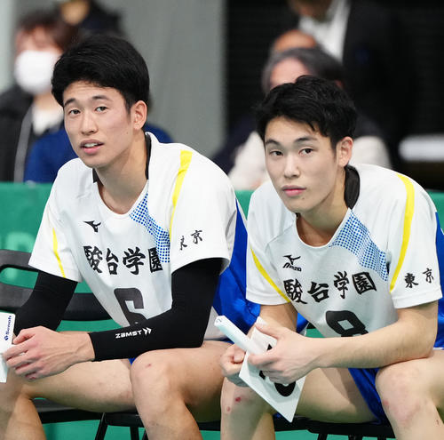 男子決勝　駿台学園対福井工大福井　第3セット、ベンチに座る駿台学園の三宅兄弟。左はは兄の雄大、右は弟の綜大（撮影・江口和貴）