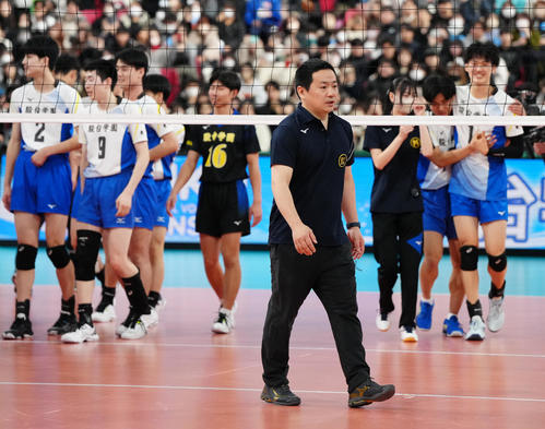 男子決勝　駿台学園対福井工大福井　優勝した駿台学園の梅川監督（撮影・江口和貴）