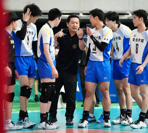 男子決勝　駿台学園対福井工大福井　第1セット、指示を出す駿台学園・梅川監督（中央）（撮影・江口和貴）