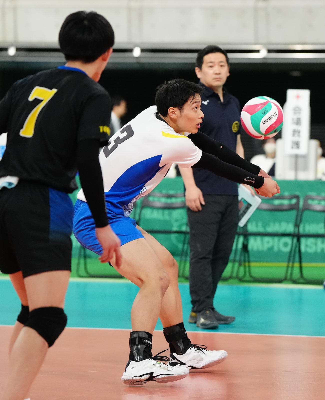 駿台学園対福井工大福井　第2セット、レシーブする駿台学園・亀岡（撮影・江口和貴）