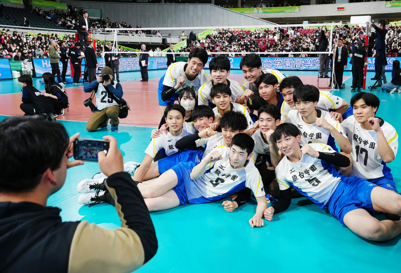 男子決勝　駿台学園対福井工大福井　優勝し写真に納まる駿台学園の選手たち（撮影・江口和貴）