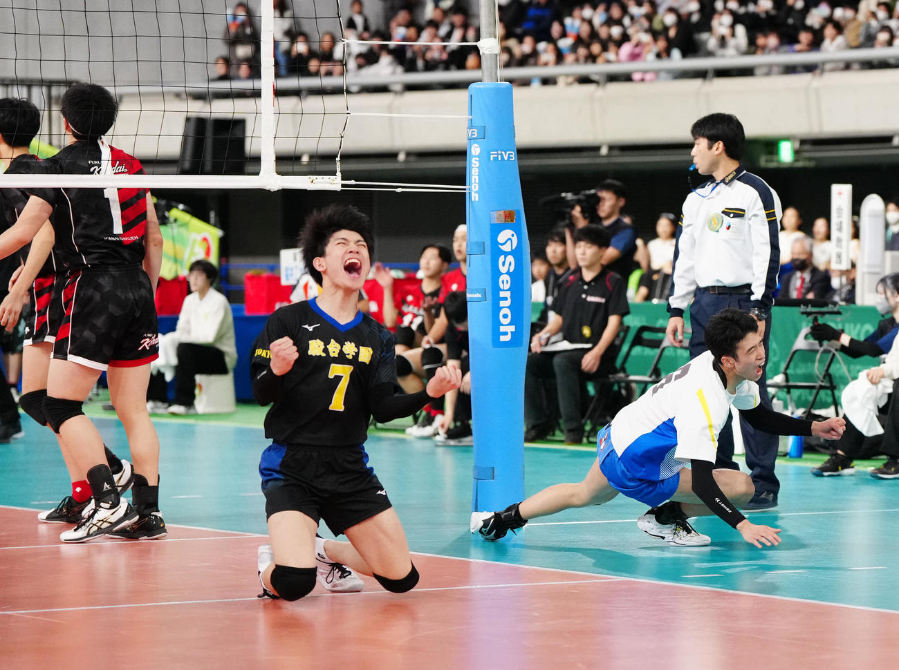 男子決勝　駿台学園対福井工大福井　第3セット、優勝を決め、歓喜する駿台学園・三宅雄（右）。中央は谷本（撮影・江口和貴）