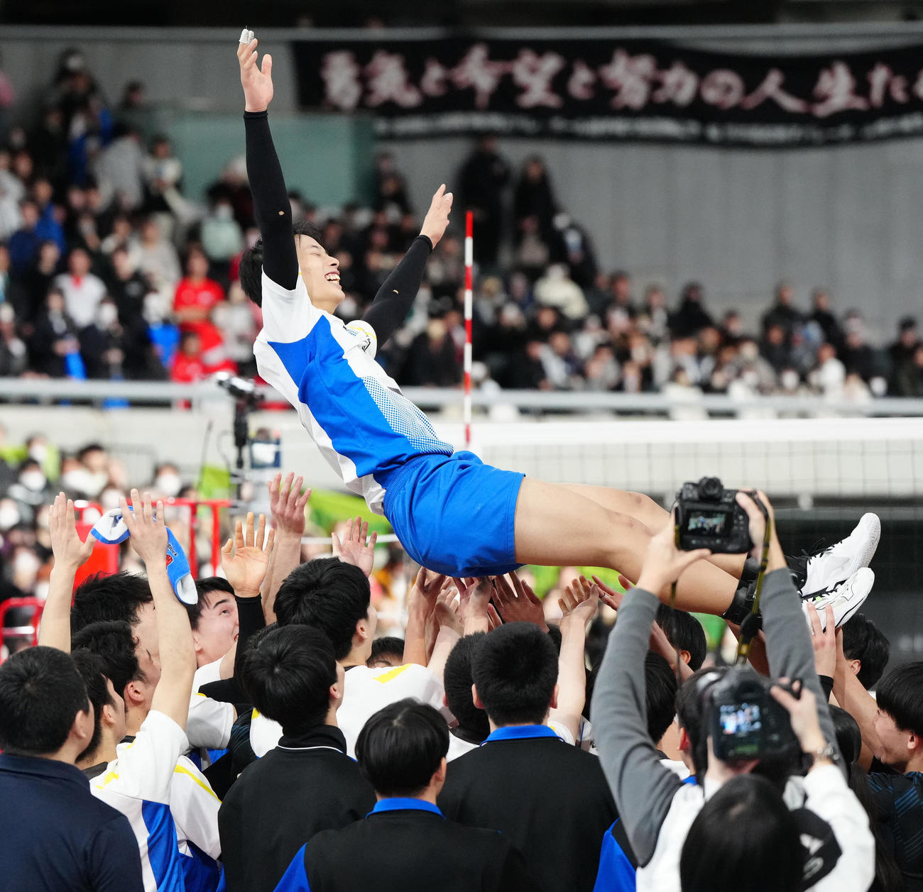 男子決勝　駿台学園対福井工大福井　優勝しチームメートに胴上げされる駿台学園・亀岡（撮影・江口和貴）