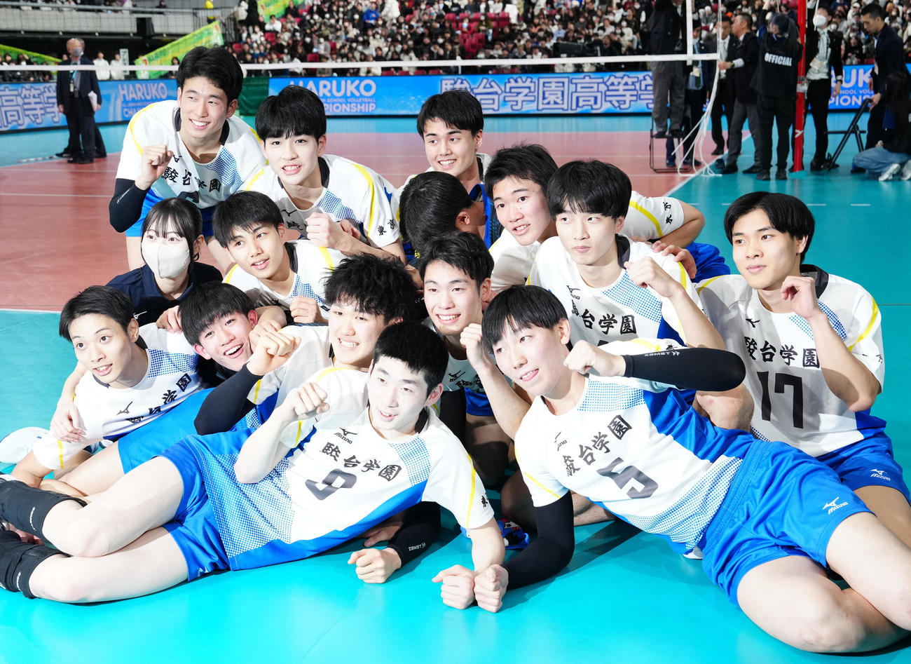 男子決勝　駿台学園対福井工大福井　優勝し写真に納まる駿台学園の選手たち（撮影・江口和貴）