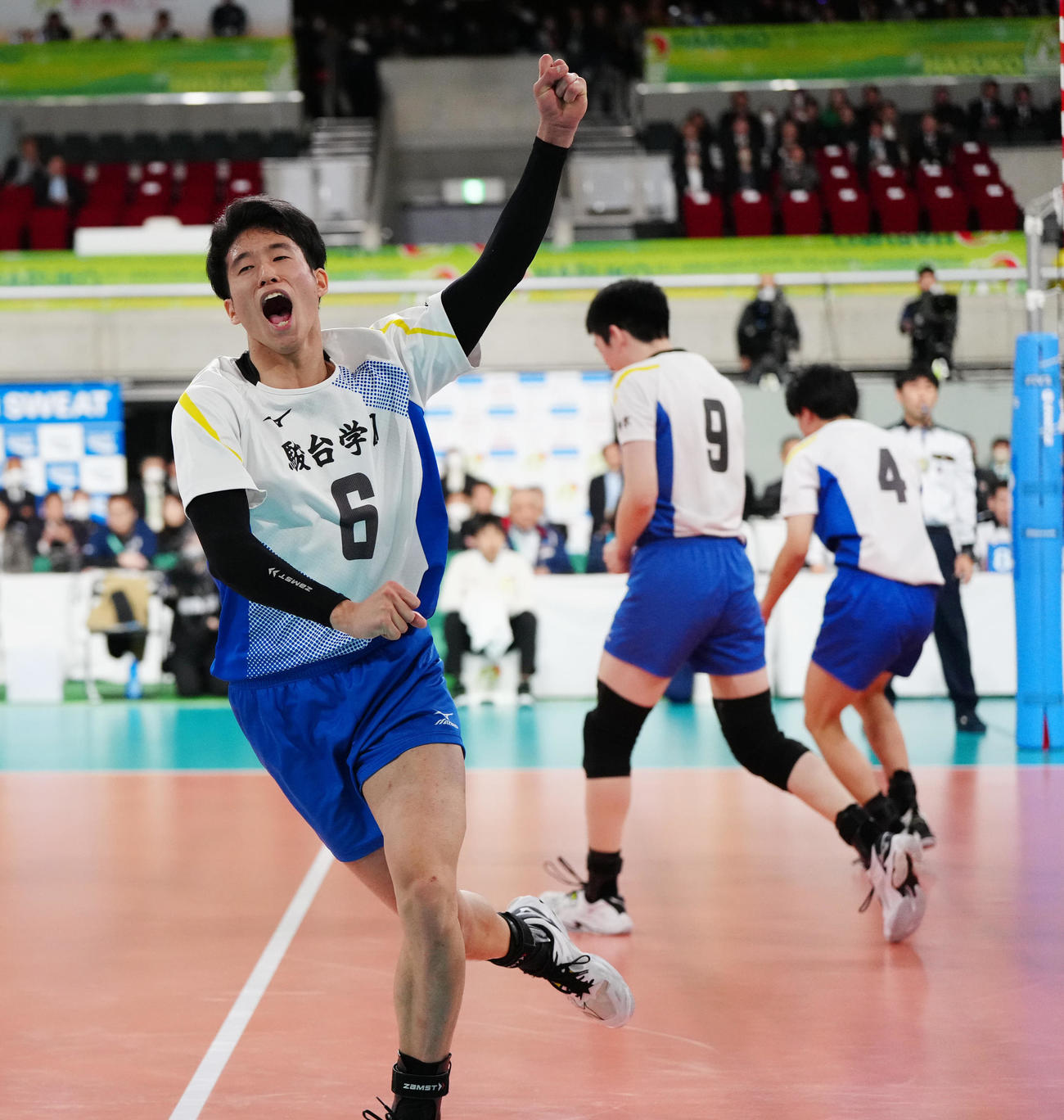 駿台学園対福井工大福井　第2セット、ポイントを奪いガッツポーズの駿台学園・三宅雄（撮影・江口和貴）