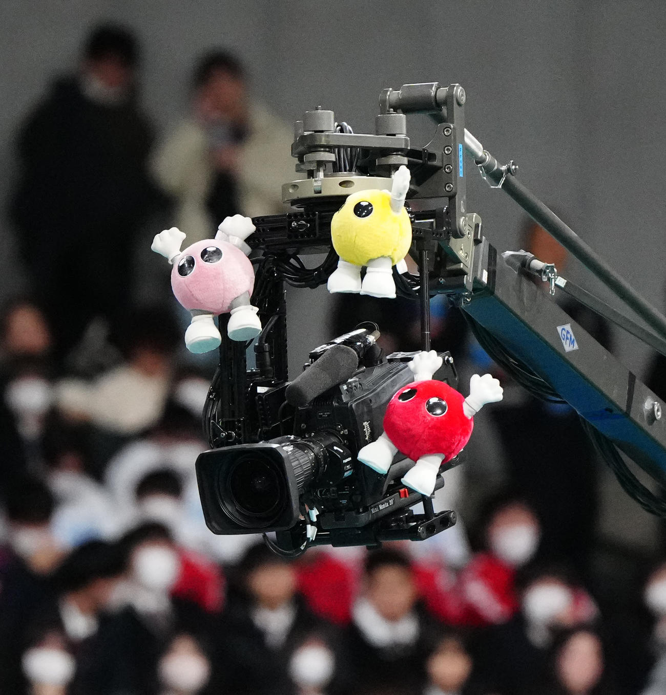 駿台学園対福井工大福井　会場のカメラにつけられたバボちゃんのぬいぐるみ（撮影・江口和貴）
