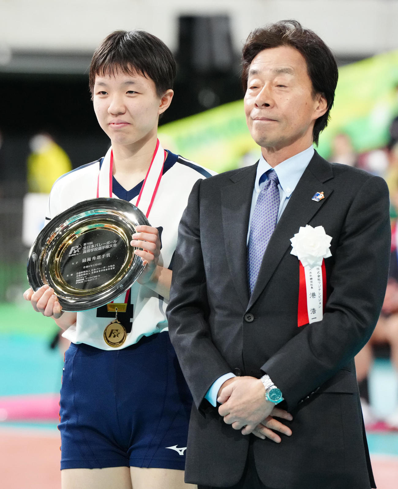 女子の最優秀選手賞に輝いた就実・福村（左）。右はフジテレビの港社長（撮影・江口和貴）