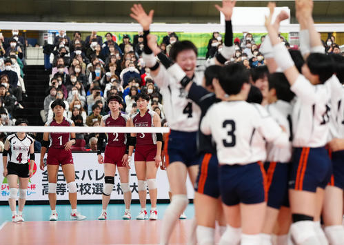 女子決勝　就実対下北沢成徳　就実に敗れ、整列するイェーモンミャ（左から2人目）の下北沢成徳選手たち（撮影・江口和貴）