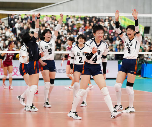 就実対下北沢成徳　第3セット、得点でガッツポーズする就実・福村（中央）（撮影・江口和貴）