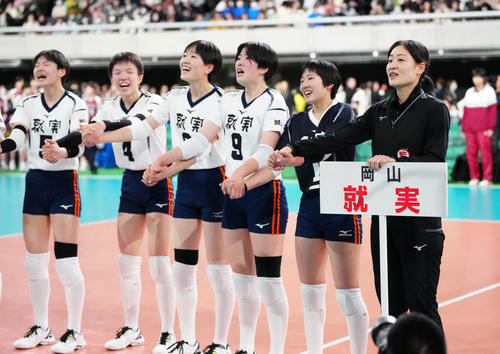 女子決勝　就実対下北沢成徳　優勝し応援席に向かって、校歌を歌う就実・西畑監督（右端）ら（撮影・江口和貴）