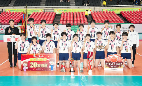 女子優勝で記念写真に納まる就実の選手たち（撮影・江口和貴）