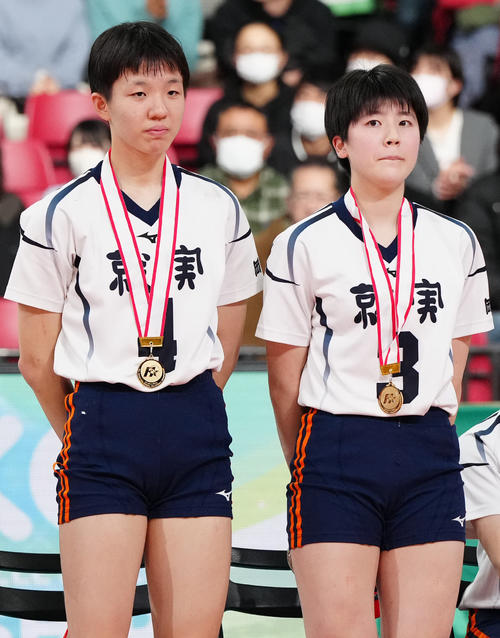 女子の優秀選手に選ばれた就実・高橋（右）と福村（撮影・江口和貴）