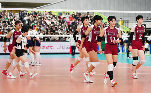 女子決勝　就実対下北沢成徳　第2セットを落とした下北沢成徳の選手たち（撮影・江口和貴）
