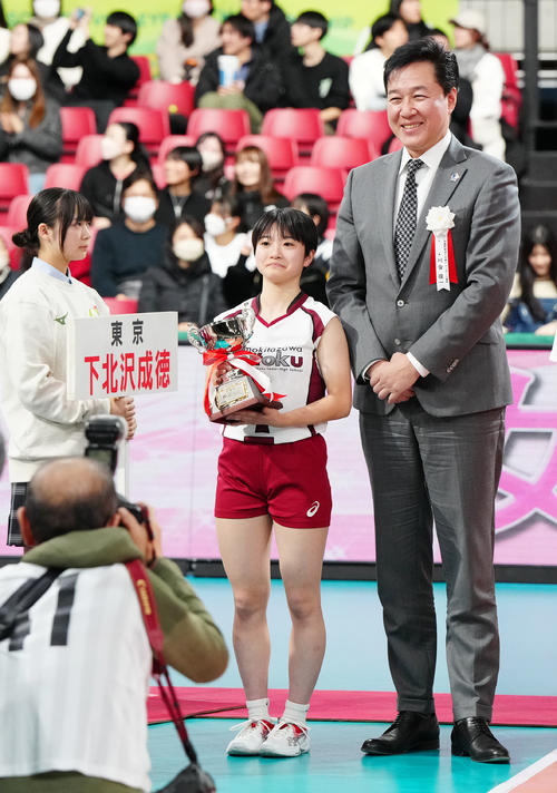 表彰式で日本バレーボール協会川合会長（右）と写真に納まる下北沢成徳・内沢（撮影・江口和貴）