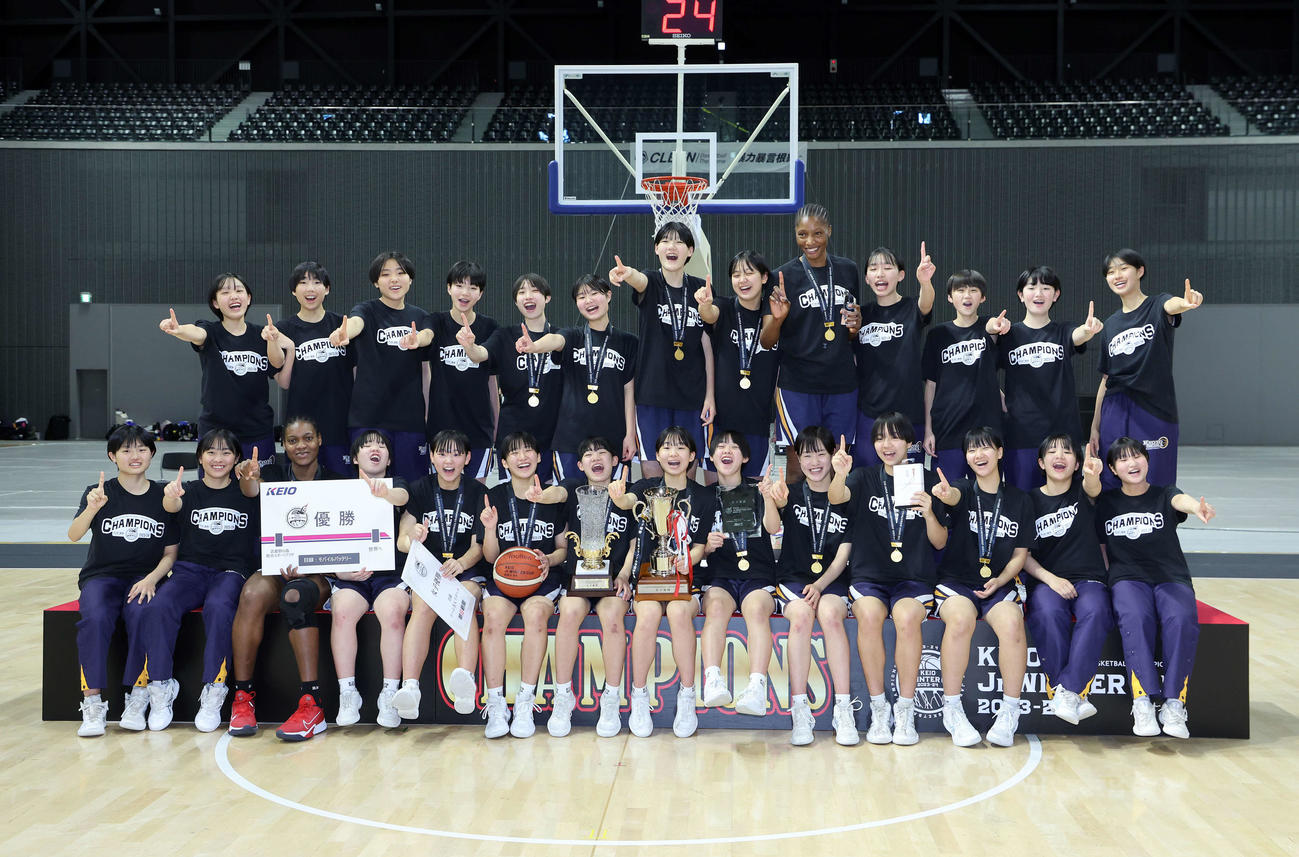 優勝し笑顔で写真に納まる京都精華学園中の選手たち（撮影・鈴木正人）