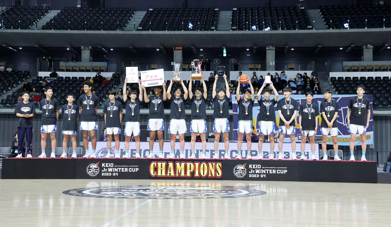 優勝し写真に納まる四日市メリノール学院中の選手たち（撮影・鈴木正人）