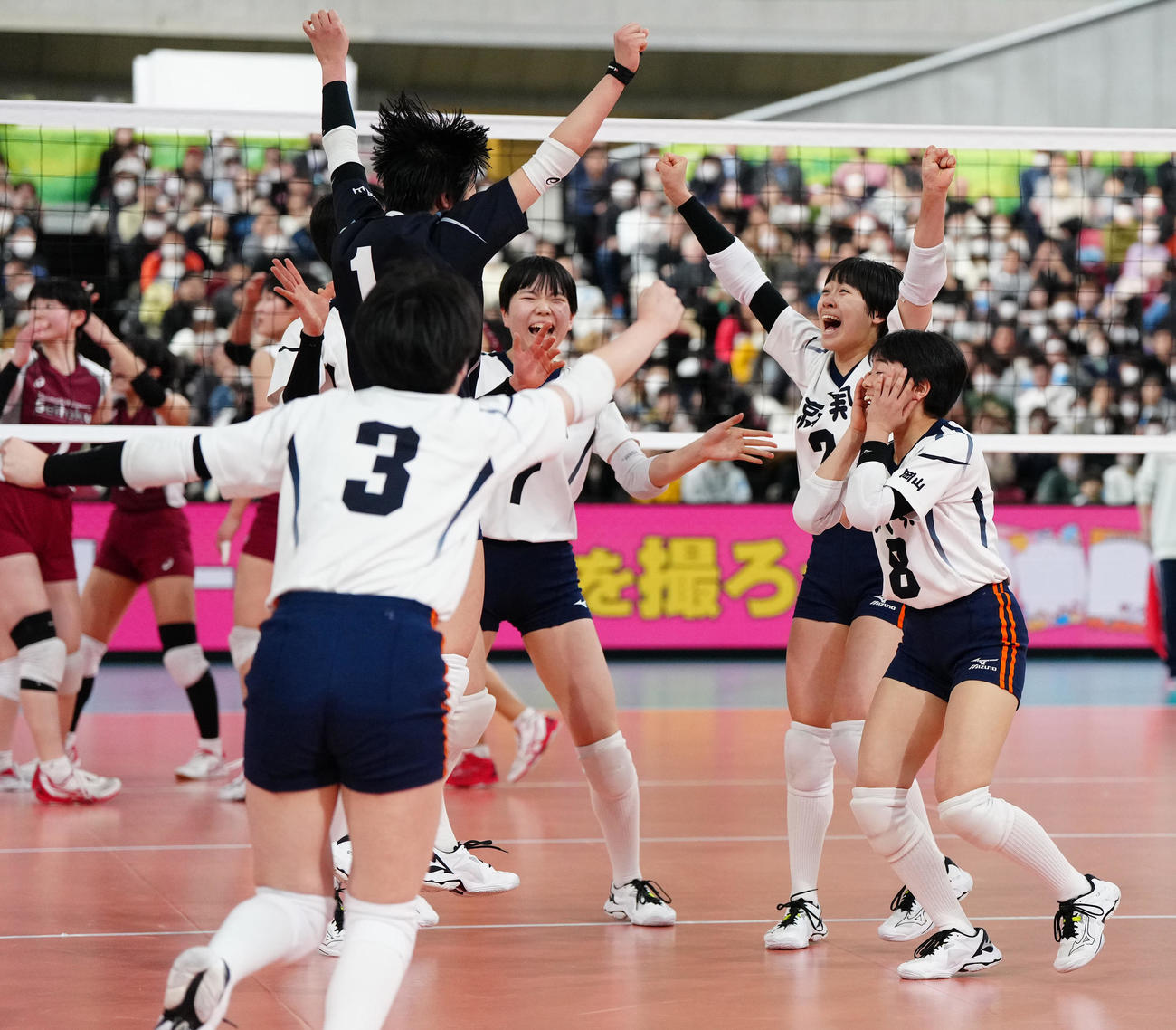 女子決勝　就実対下北沢成徳　第3セット、優勝を決め歓喜する就実の選手たち（撮影・江口和貴）