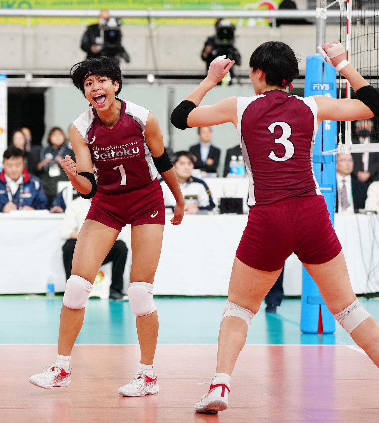 女子決勝　就実対下北沢成徳　第1セット、ポイントを奪いガッツポーズの下北沢成徳・イェーモンミャ（左）（撮影・江口和貴）