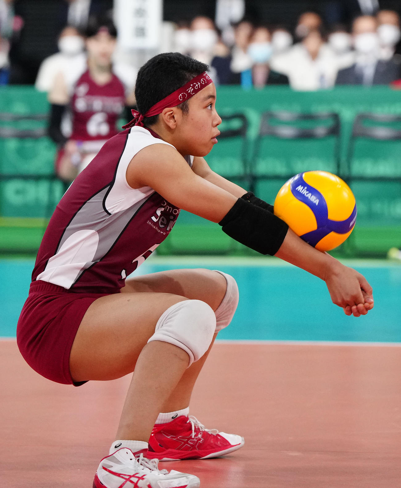 女子決勝　就実対下北沢成徳　第1セット、レシーブする下北沢成徳・後藤（撮影・江口和貴）