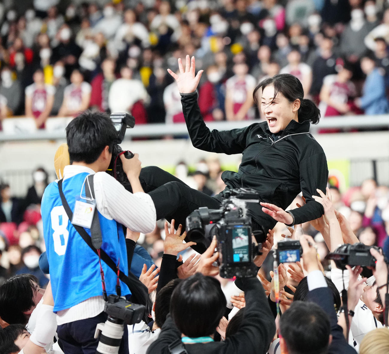 女子決勝　就実対下北沢成徳　優勝し就実の選手たちに胴上げされる西畑監督（撮影・江口和貴）