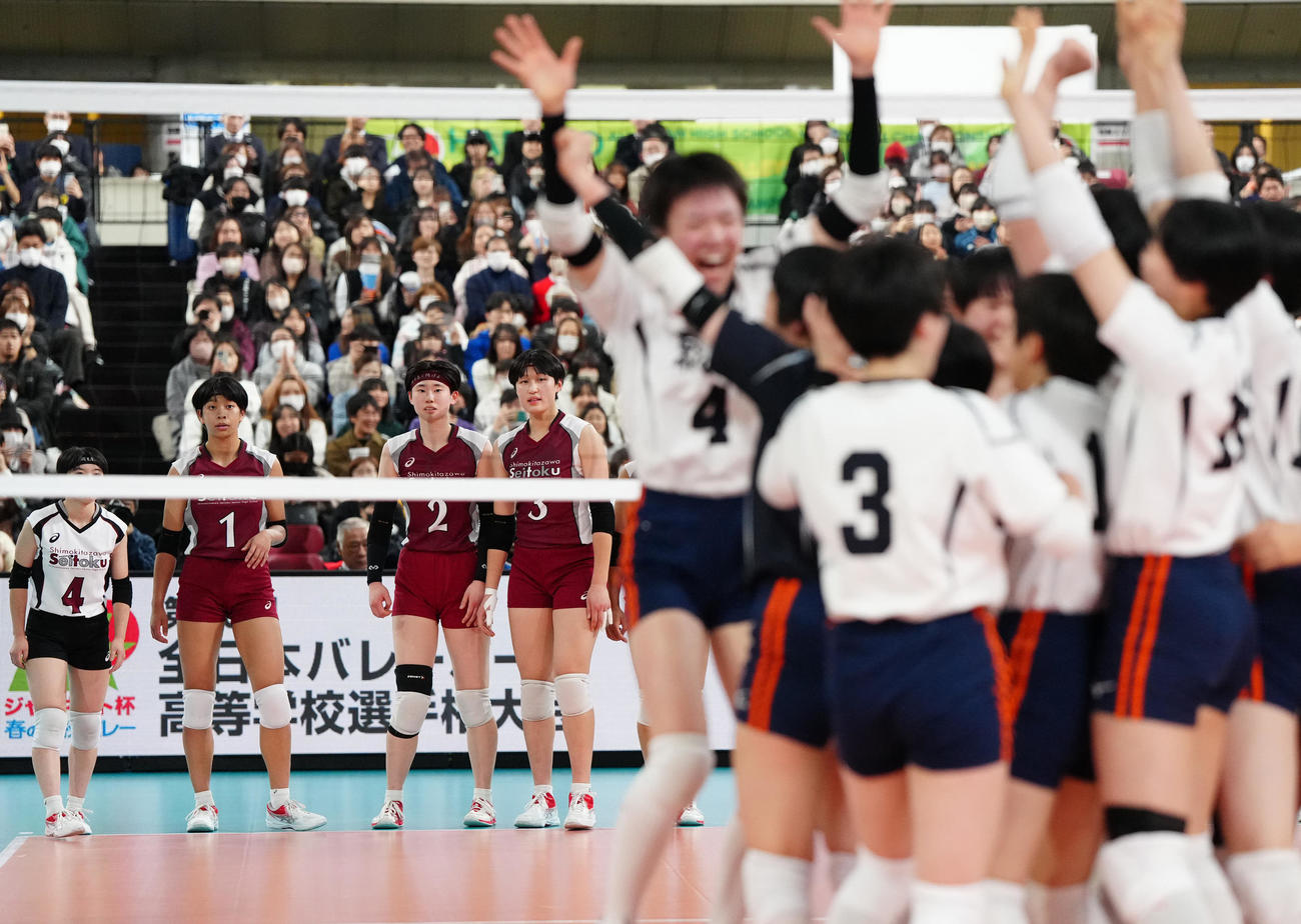 女子決勝　就実対下北沢成徳　就実に敗れ、整列するイェーモンミャ（左から2人目）の下北沢成徳選手たち（撮影・江口和貴）