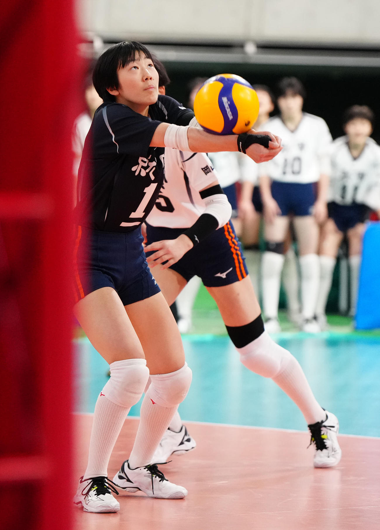 女子決勝　就実対下北沢成徳　第1セット、レシーブする就実・井上（撮影・江口和貴）