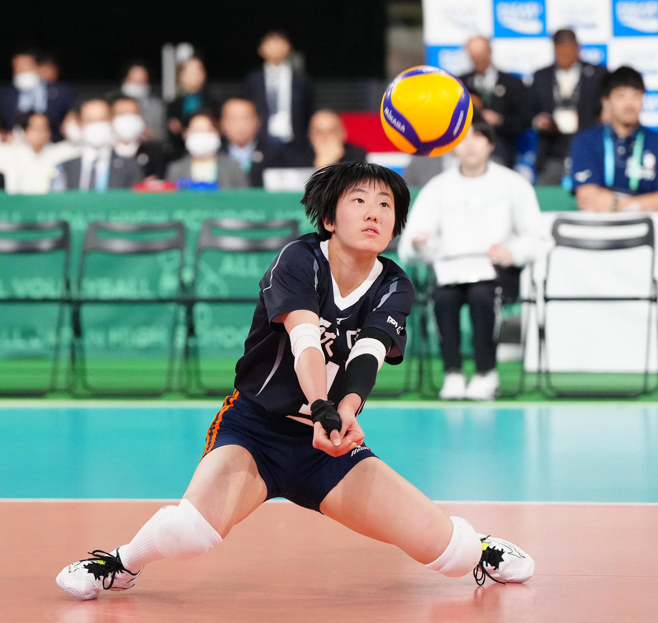 女子決勝　就実対下北沢成徳　第2セット、レシーブする就実・井上（撮影・江口和貴）