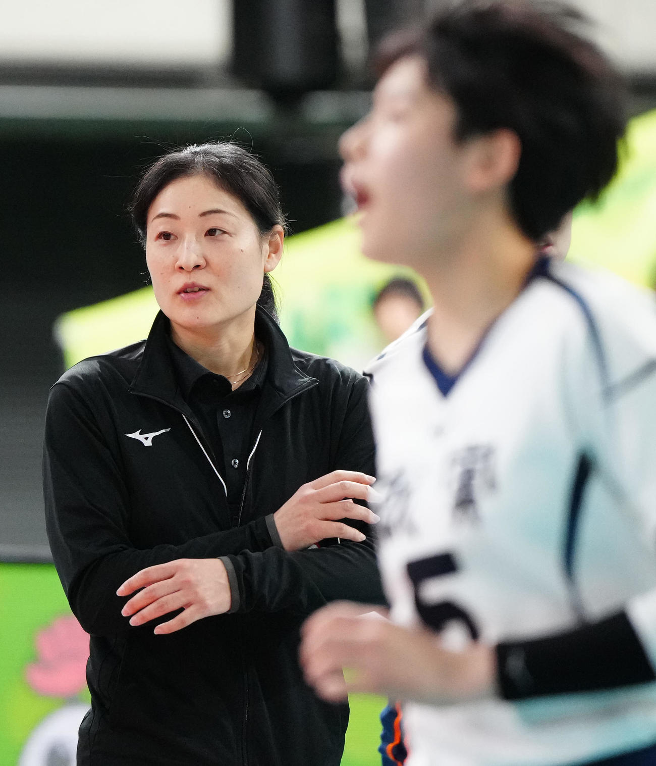 女子決勝　就実対下北沢成徳　試合前練習を見つめる就実・西畑監督（撮影・江口和貴）