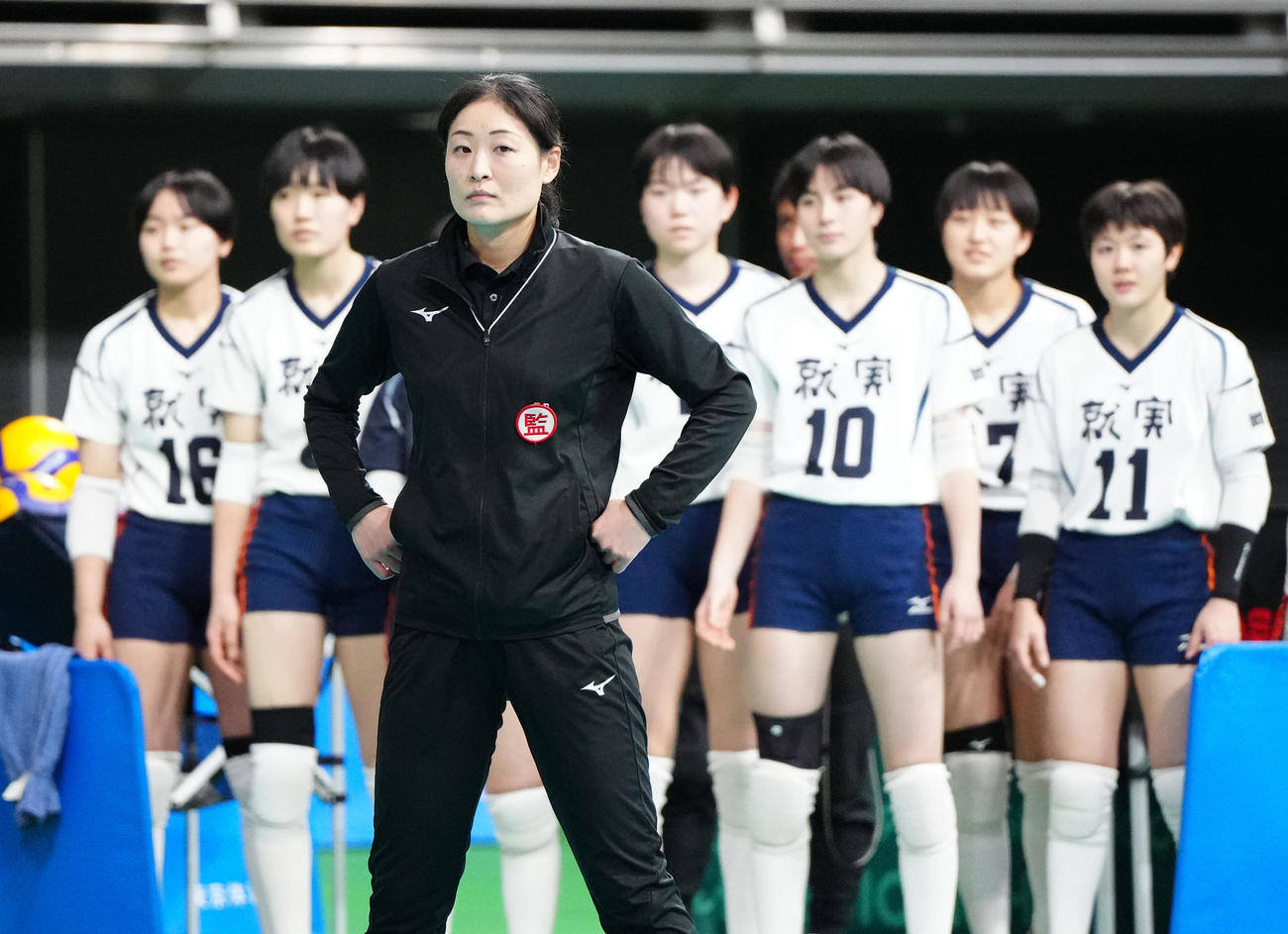 女子決勝　就実対下北沢成徳　第1セット、戦況を見つめる就実・西畑監督（撮影・江口和貴）