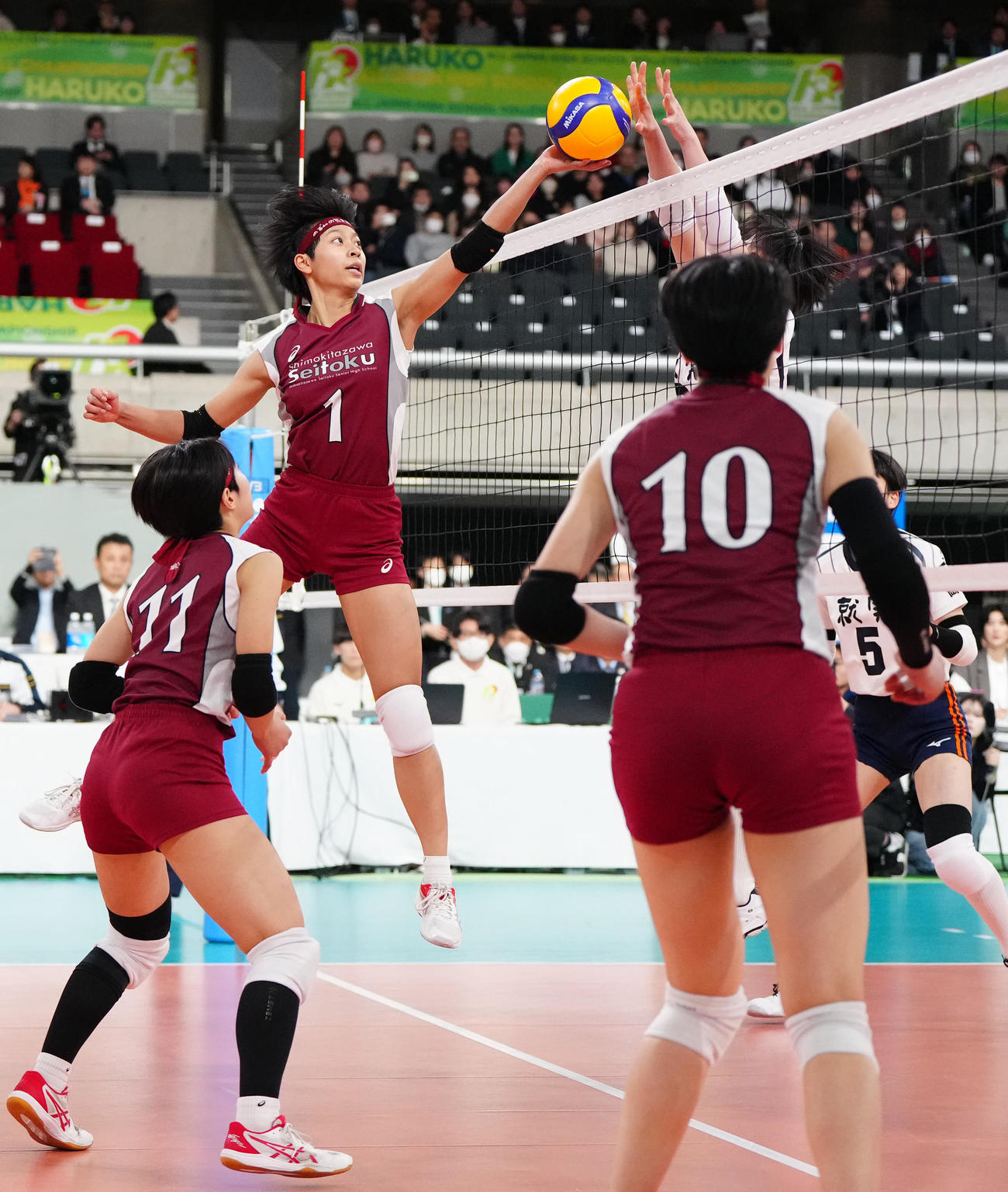 女子決勝　就実対下北沢成徳　第1セット、ポイントを奪う下北沢成徳・イェーモンミャ（後方左）（撮影・江口和貴）