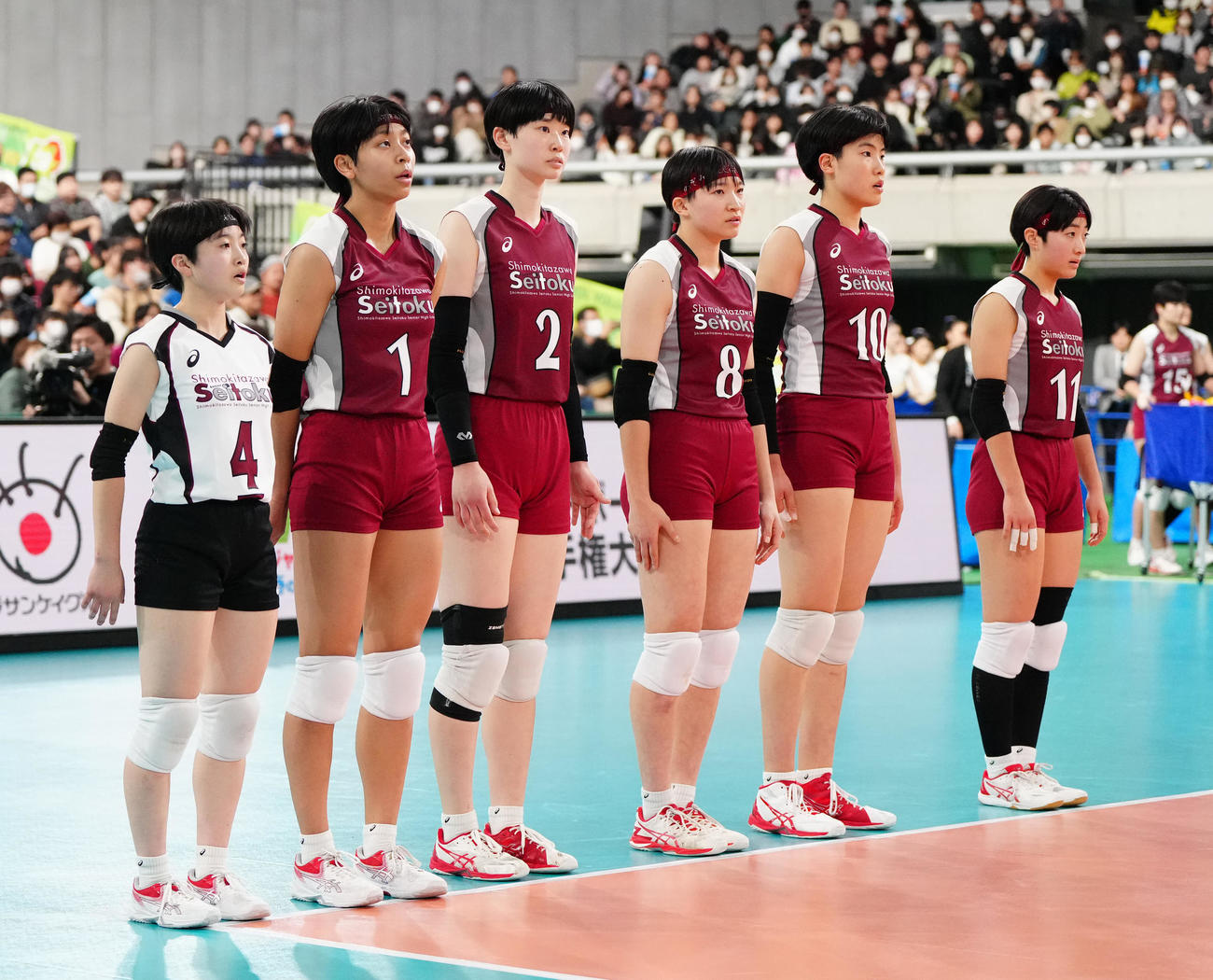 女子決勝　就実対下北沢成徳　第1セットを落とし整列する下北沢成徳の選手たち（撮影・江口和貴）